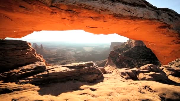 Panorama genom mesa arch, utah — Stockvideo