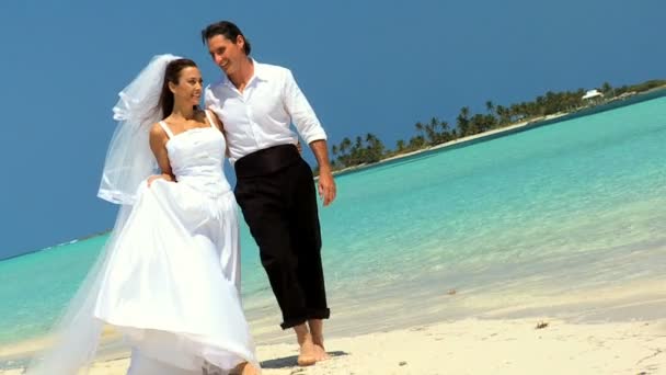 Casal feliz depois do casamento na praia — Vídeo de Stock