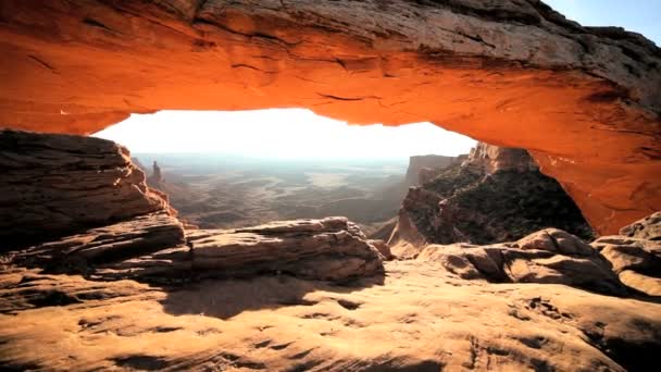 Panorama a través de Mesa Arch, Utah — Vídeo de stock