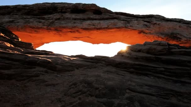 Panorama del amanecer visto a través de Mesa Arch — Vídeo de stock