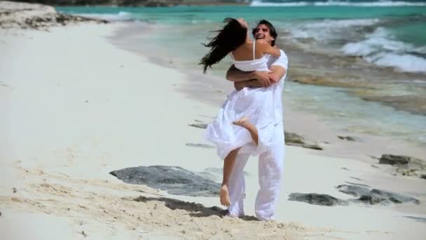 Casal feliz desfrutando de férias Paradise Beach — Vídeo de Stock