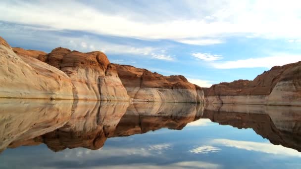 Capas de roca de color que muestran niveles de agua más bajos — Vídeos de Stock