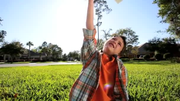 Мальчик, играющий с домашним самолетом — стоковое видео