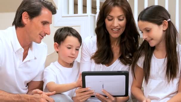 Familie succes met behulp van draadloze Tablet PC — Stockvideo