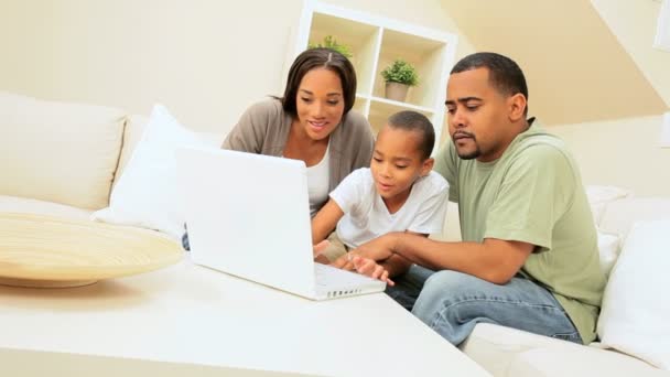 Familia afroamericana compartiendo un ordenador portátil — Vídeo de stock