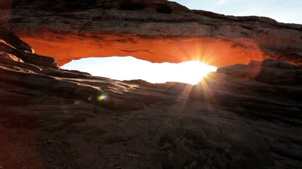 Panorama dell'alba visto attraverso Mesa Arch — Video Stock