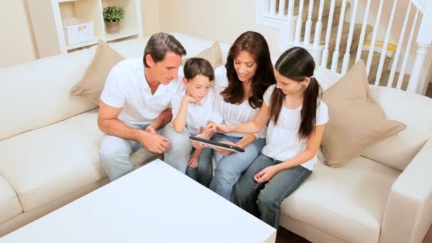 Successo della famiglia su una tavoletta wireless — Video Stock
