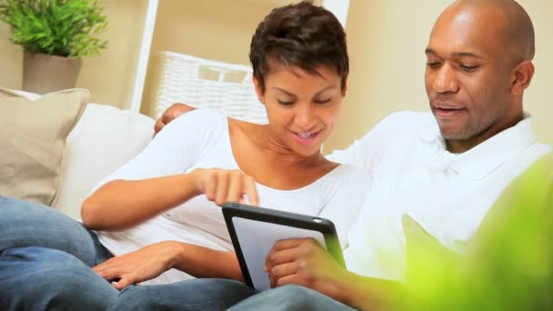 Couple afro-américain utilisant une tablette sans fil — Video