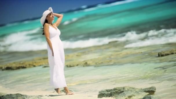 Bastante femenina disfrutando de su estilo de vida en la isla — Vídeos de Stock