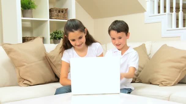 백인 어린이 집에서 노트북을 사용 하 여 — 비디오