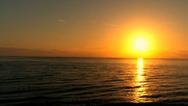 Tramonto d'oro sull'oceano delicato — Video Stock