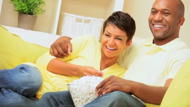 Jeune couple ethnique relaxant avec pop-corn — Video