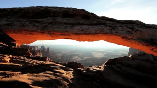 Paesaggio desertico visto attraverso Mesa Arch — Video Stock