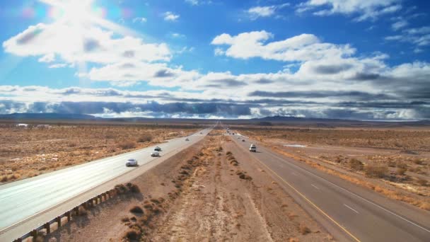 Tráfico en una autopista del desierto — Vídeos de Stock