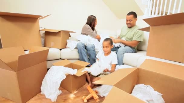 Feliz família desembalagem depois de casa mover — Vídeo de Stock