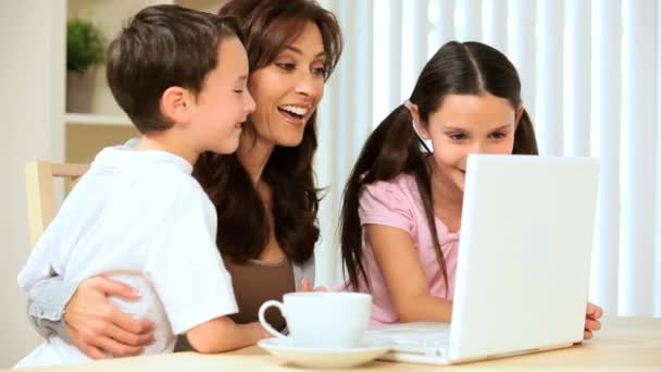 Хорошие новости для семьи на ноутбуке — стоковое видео