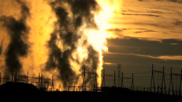 Wüstenenergie-Produktion Dampf bei Sonnenaufgang — Stockvideo