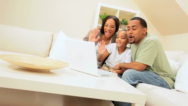 Família Africano-Americana Usando Internet Webchat — Vídeo de Stock