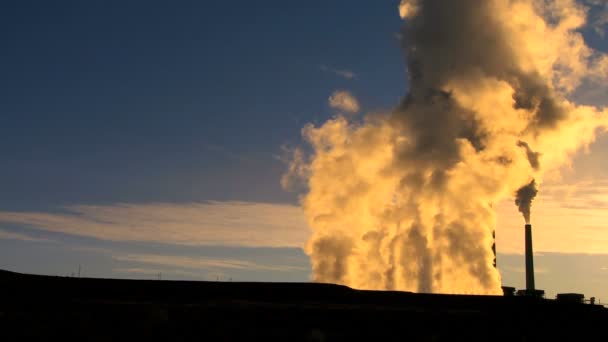 Contaminación de energía y energía al amanecer — Vídeo de stock