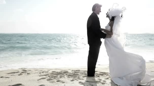 Bruidspaar op paradijs strand — Stockvideo