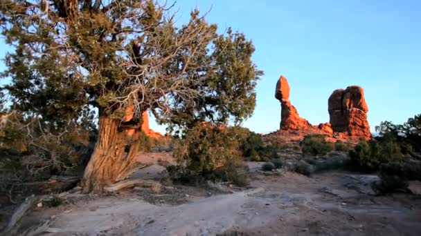 Rocher équilibré formé par la nature — Video