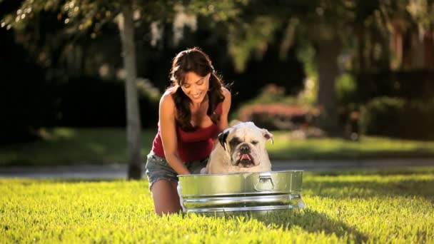 Caucasico femmina balneazione il suo pet bulldog — Video Stock