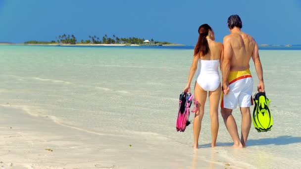 Casal jovem se preparando para ir Snorkeling — Vídeo de Stock