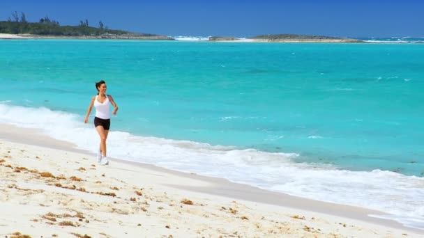 Mulher saudável Jogging na praia tropical — Vídeo de Stock