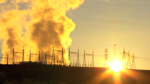 Dampf bei Sonnenaufgang aus Energieerzeugungsanlage — Stockvideo