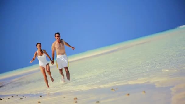 Atractiva pareja en traje de baño en Paradise Island — Vídeo de stock