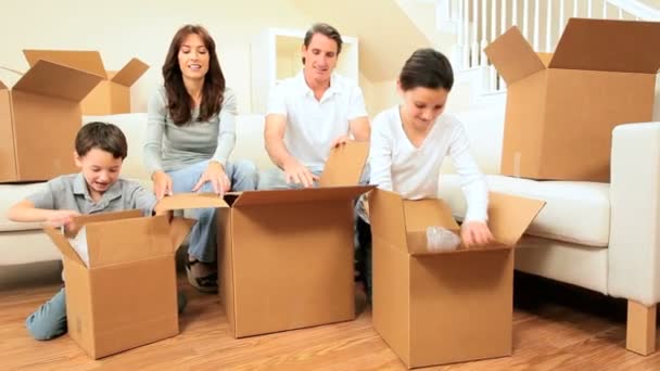 Yeni ev ve genç Beyaz aile için başlangıçlar — Stok video