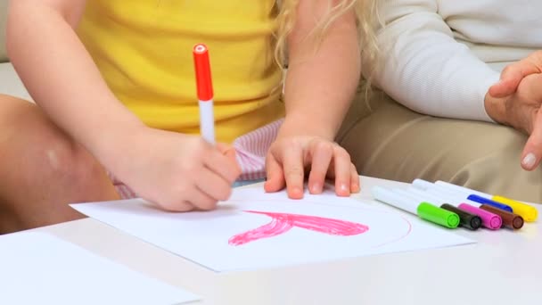 Linda niña rubia dibujo para mamá y abuela — Vídeos de Stock