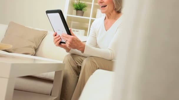 Senior dame met behulp van draadloze tablet voor web-chat — Stockvideo