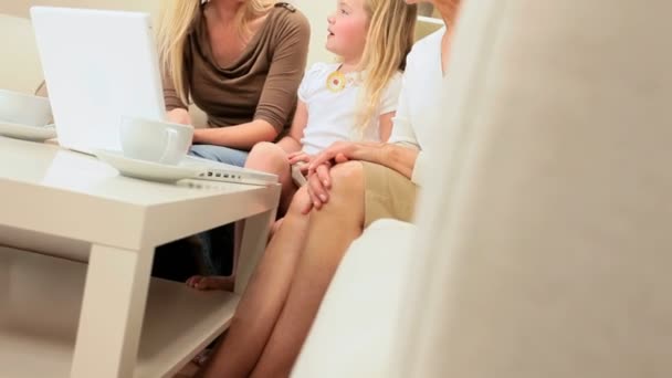 Mamma & Nonna guardando la bambina con il computer portatile — Video Stock