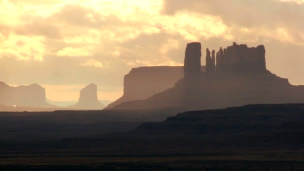 Skalní útvary na monument valley — Stock video