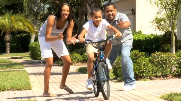 Afrikanisch-amerikanischer Junge übt Fahrradfahren — Stockvideo