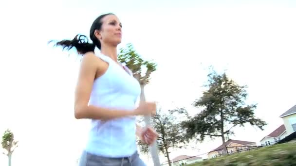 Kaukasische meisje joggen oefening — Stockvideo
