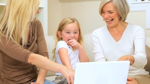 Tres generaciones femeninas usando el ordenador portátil — Vídeo de stock