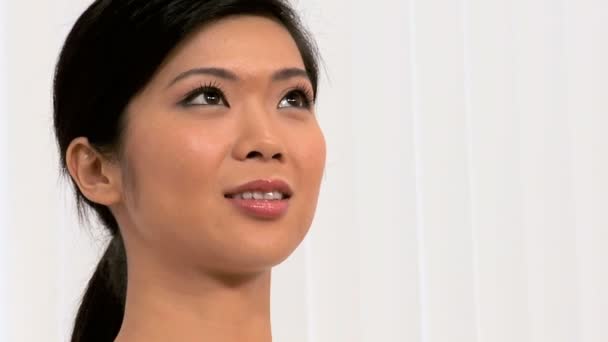 Portrait de jeune fille asiatique en studio de remise en forme — Video