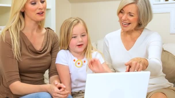 Familie vrouwtjes met laptop thuis — Stockvideo