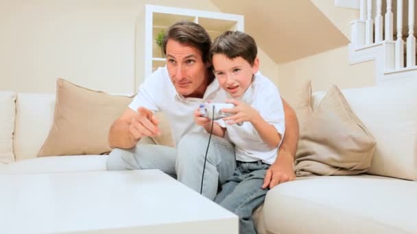 Padre e hijo jugando juegos electrónicos — Vídeo de stock