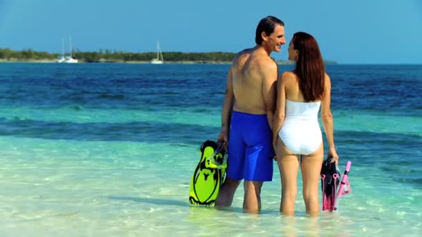 Atractiva pareja preparándose para hacer snorkel — Vídeo de stock