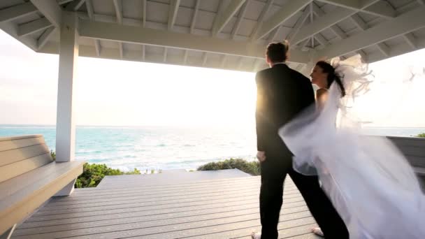 Hochzeit auf der Paradiesinsel des kaukasischen Paares — Stockvideo