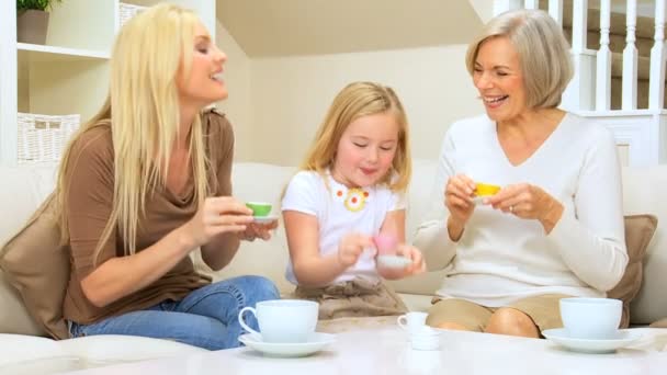Adultos y niños familia jugar té fiesta — Vídeo de stock