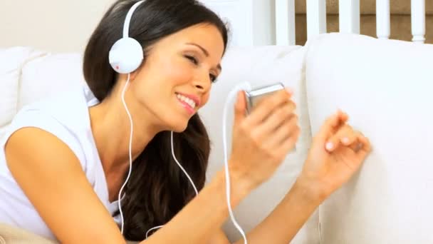 Relajación femenina y escucha de música — Vídeo de stock