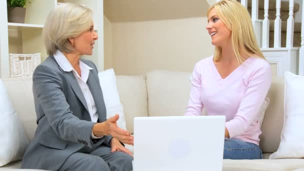 Θηλυκό πελάτη συνάντηση με οικονομικό σύμβουλο στο σπίτι — Αρχείο Βίντεο
