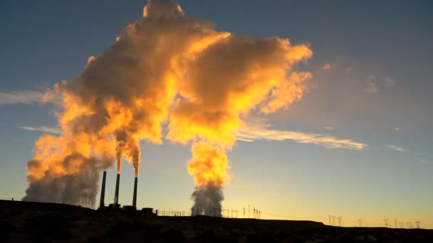 Estação Geradora de Vapor ao Nascer do Sol — Vídeo de Stock