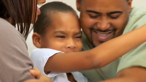 Kärleksfull afro-amerikansk familj i närbild — Stockvideo