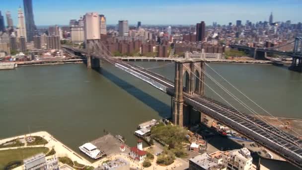 Flygfoto över manhattan det finansiella distriktet och brooklyn bridge, ny, usa — Stockvideo