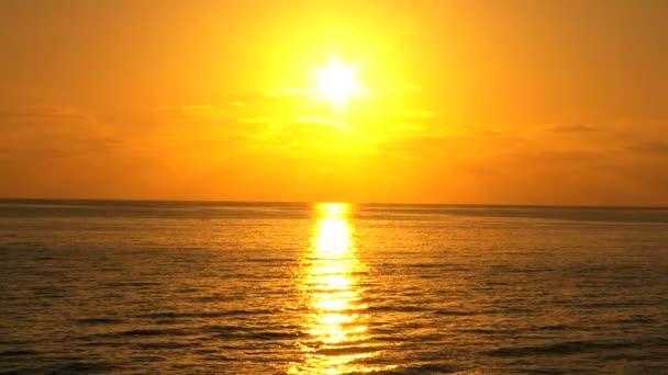 Goldener Sonnenuntergang über sanftem Ozean — Stockvideo